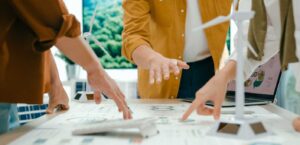 Personas en una mesa de trabajo preparando el plan para Auditorías en entornos sociales y culturales