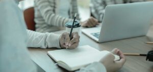 Pesronas realizndo un taller de escritura autobiográfica terapéutica